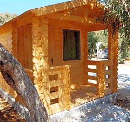 Surfing Huts Szálloda 2*